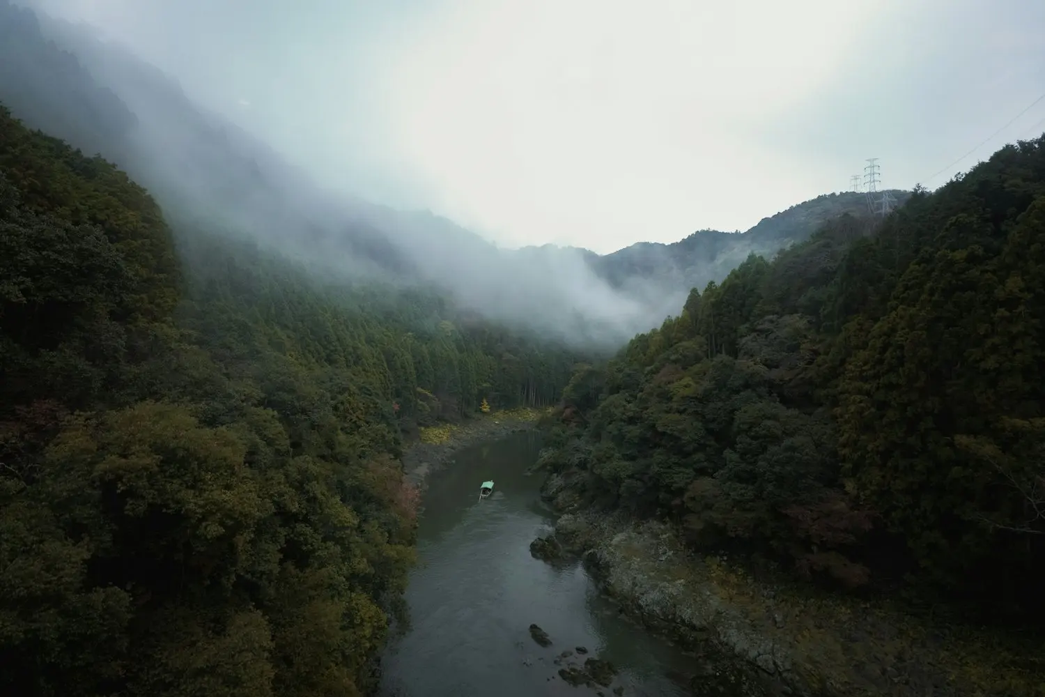 Río sereno entre la niebla, el camino de vuelta a uno mismo