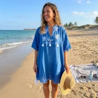 Azul con bordado en crema y borlas