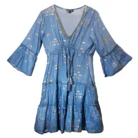 Nomad Sari en el Mar Mediterráneo Vestido con estampado de peces azules y dorados (M/L)