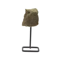 Muestra mineral en soporte metálico - epidoto