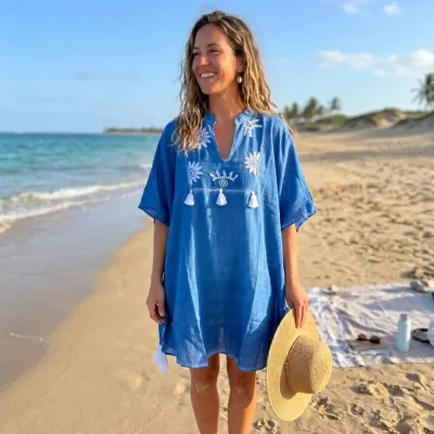 Nomad Sari en la Colección Med - Kaftán - Azul con bordado en crema y borlas