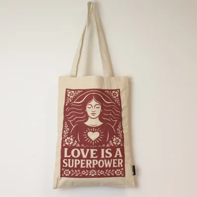 Nomad Sari Iconic Toni Tote Bag - El amor es un superpoder - Natural 10oz