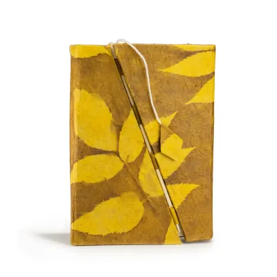 Lokta audaz floral bambú cuaderno con cierre – mediano (15x12 cm) – 45 hojas – marrón mostaza