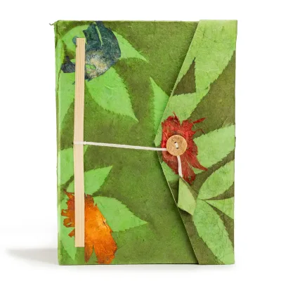 Cuaderno de Lokta con diseño floral audaz – Grande (21x15cm) – 45 hojas – Incluye marcapáginas – Verde musgo